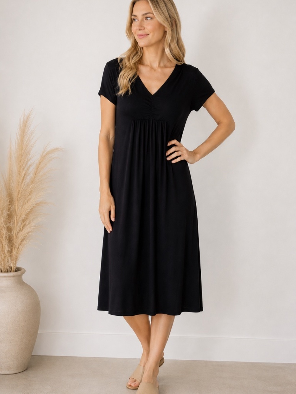 Uniform Women’s Black Shift Dress Size XL V Neck Short Sleeve Pleated Front